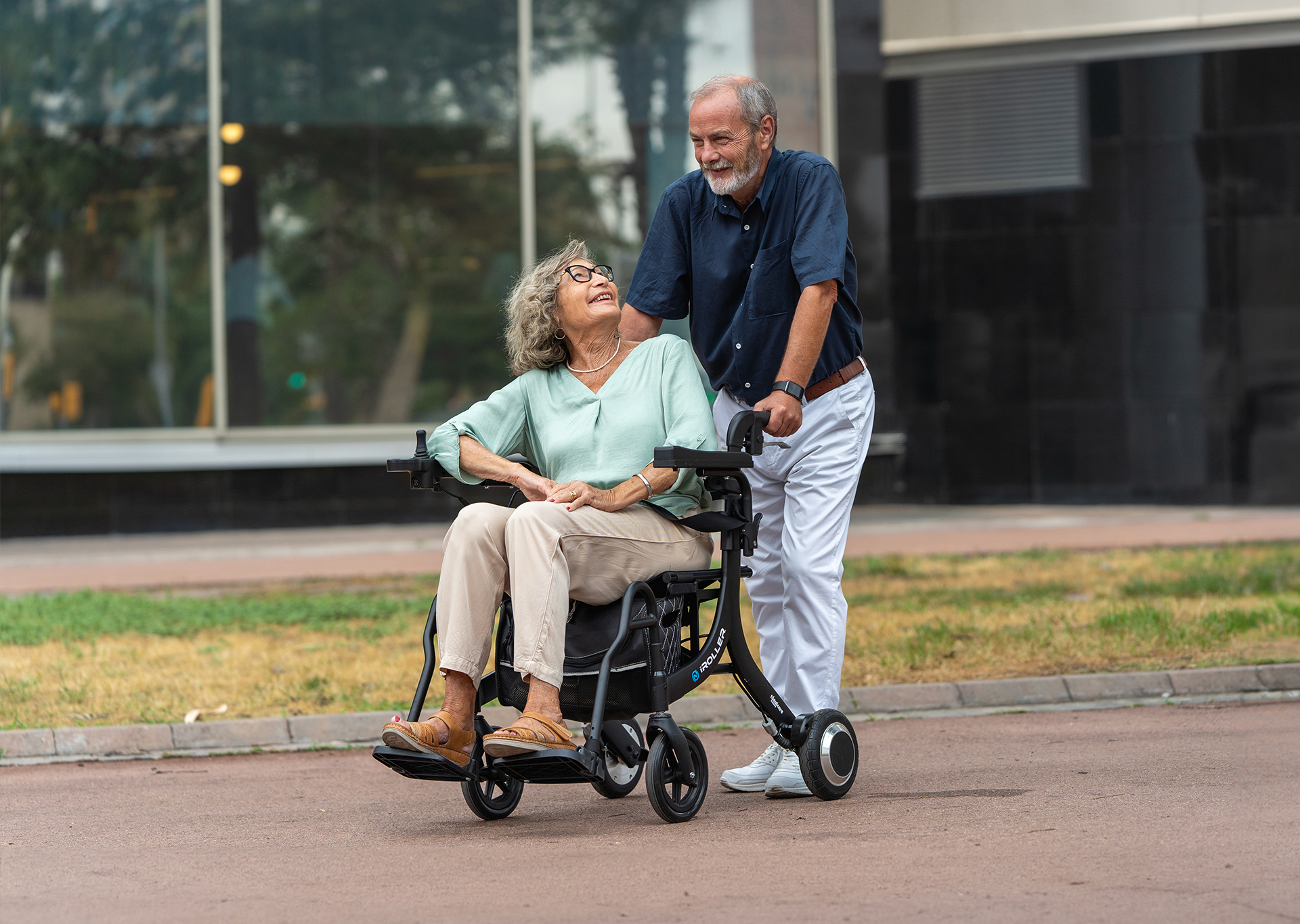 Pareja mayor paseando con iRoller
