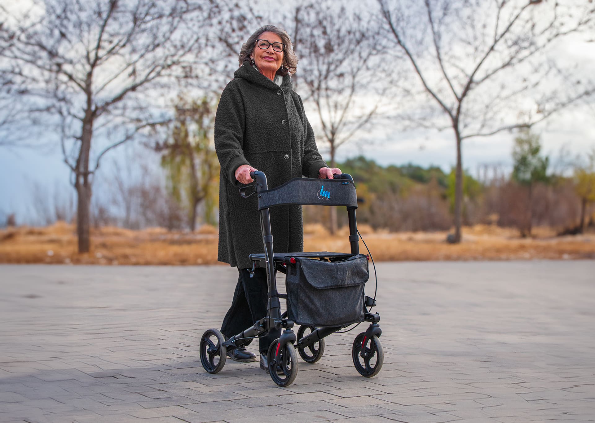 Mujer paseando con el andador Magnum de Total Care