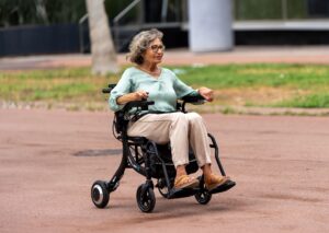 Prevenir caídas en personas mayores con movilidad reducida: consejos esenciales