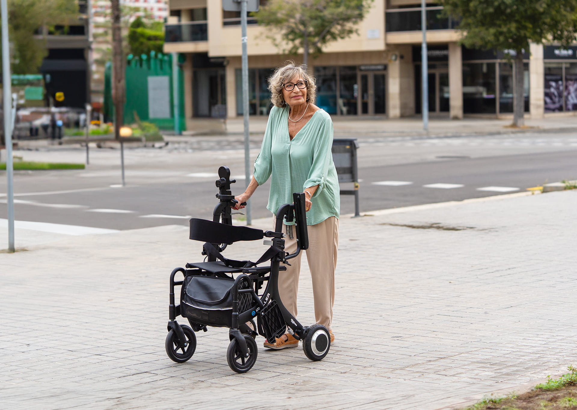 Mujer paseando con andador modelo iRoller