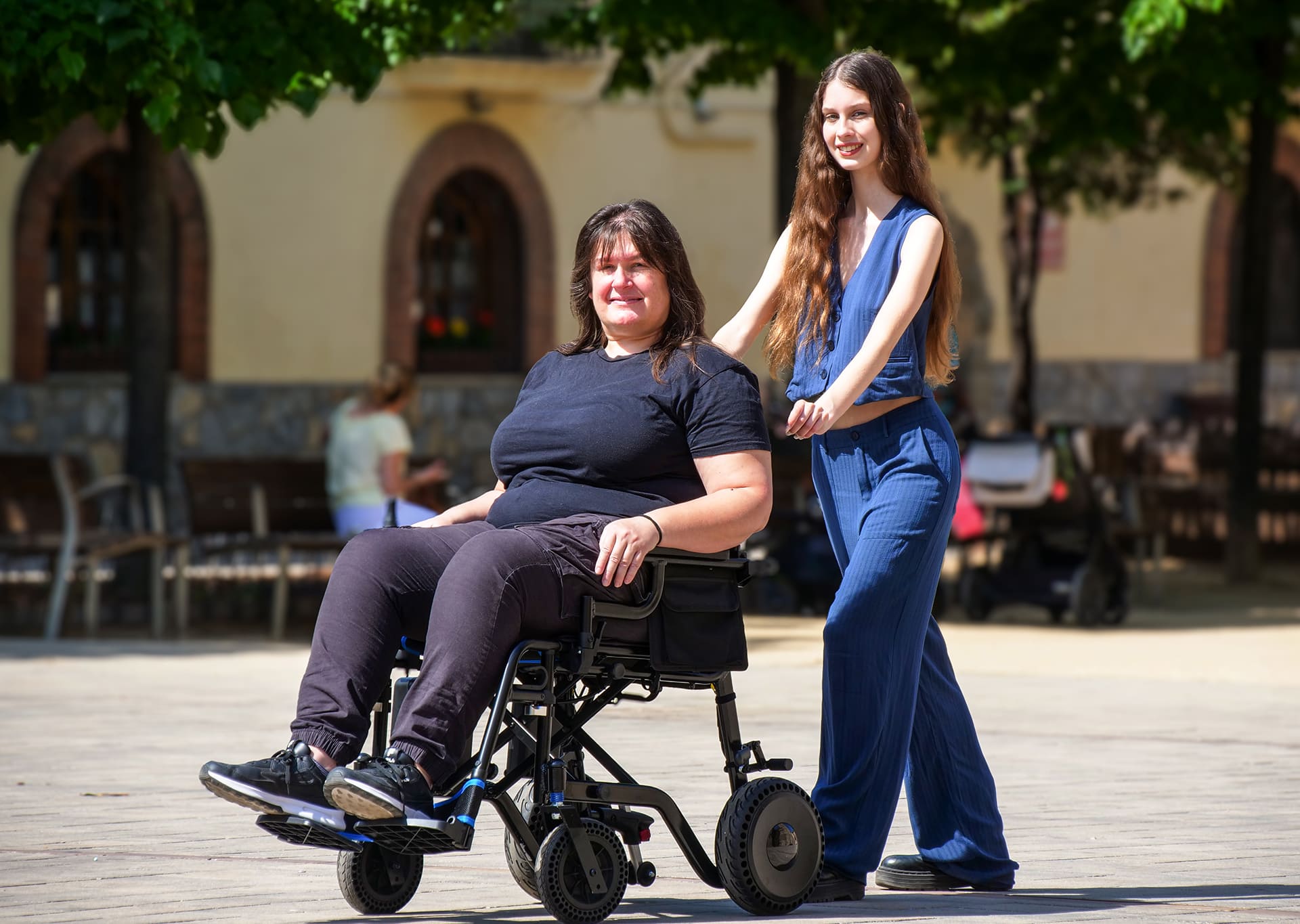 Mujer y chica paseando con la silla iTrion