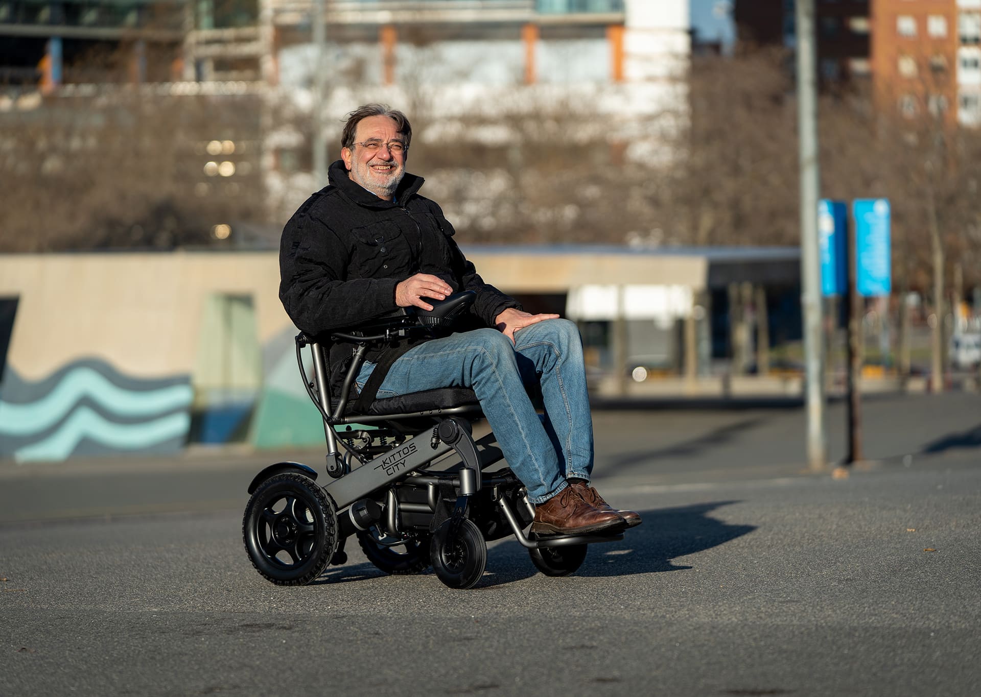 Hombre paseando con su silla eléctrica Kittos City